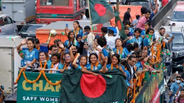 নারী ফুটবলারদের বেতন বাড়ানোর আশ্বাস