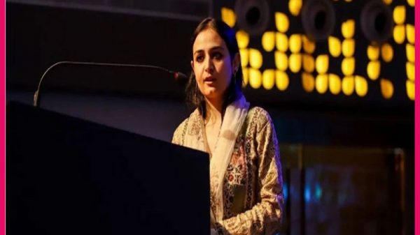 পুলিৎজার পুরস্কার জয়ী কাশ্মীরি চিত্রসাংবাদিক সানাকে বিমানে উঠতে বাধা