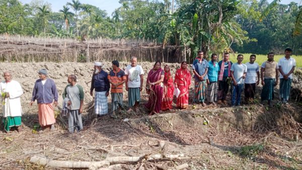 বানারীপাড়ায় ১২ টি হিন্দু পরিবারের বসতভিটা উচ্ছেদ, ভুক্তভোগীদের ক্ষোভ
