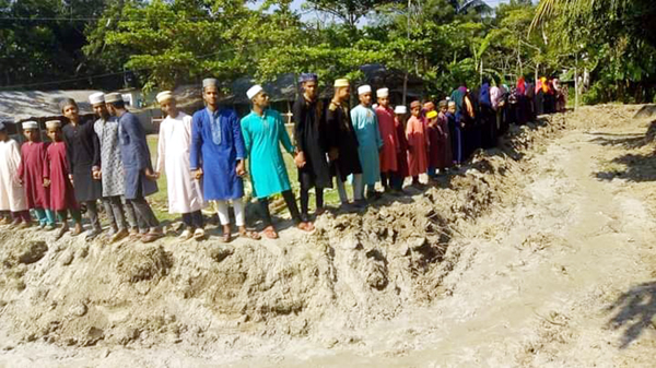 বানারীপাড়ায় নলশ্রী জালিছ মাহমুদিয়া মাদরাসার মাঠ রক্ষায় মানববন্ধন