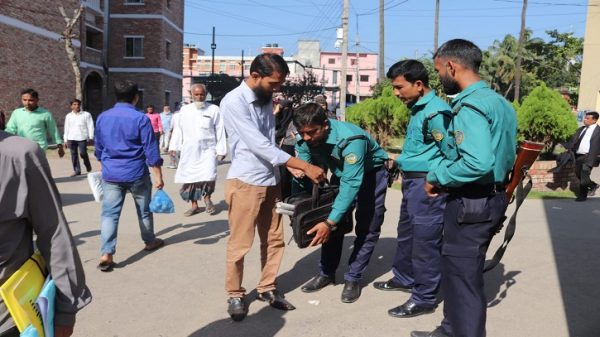 জঙ্গি ছিনতাই : বরিশালে পুলিশের তল্লাশি