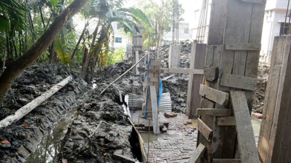 গৌরনদীতে খাল দখল করে ভবন নির্মাণ