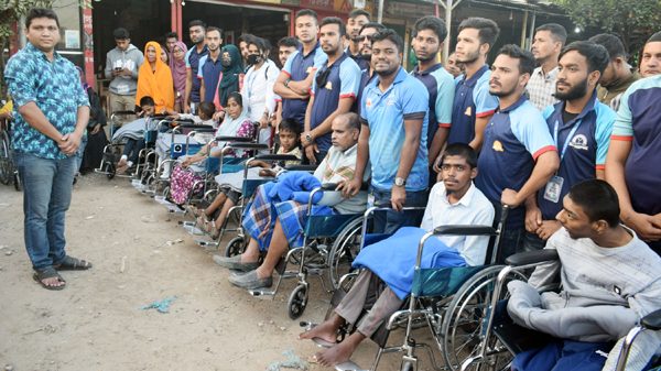 গৌরনদীতে প্রতিবন্ধীদের মাঝে হুইল চেয়ার বিতরণ