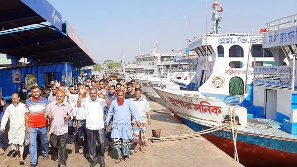 নৌযান শ্রমিকদের কর্মবিরতিতে ভোগান্তিতে যাত্রীরা