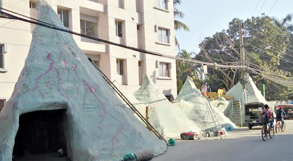 বরিশাল শহরে পাহাড়ের প্রতিকৃতি!