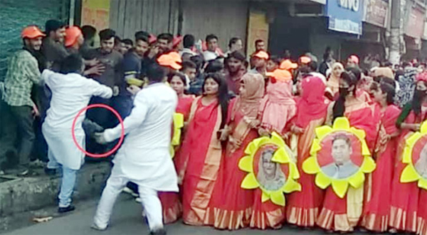 বরিশালে ছাত্রলীগ নেতা রাজীব কান্ড : কর্মীদের শাসাতে জুতা হাতে তেড়ে গিয়ে মারধর, তােলপাড়!