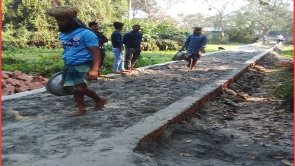 বরিশাল নগরীতে বিধবার পৈত্রিক সম্পত্তি দখল করে ব্যক্তিগত রাস্তা নির্মাণ