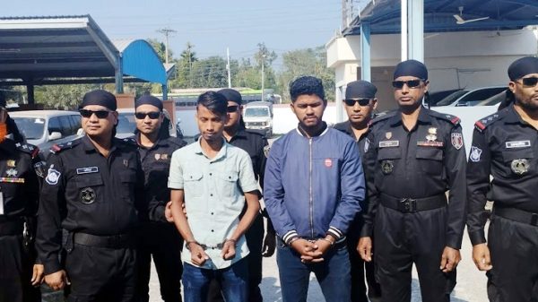 বরিশাল : অশ্লীল ছবি-ভিডিও করে ব্ল্যাকমেইল, তরুণীসহ আটক ৩