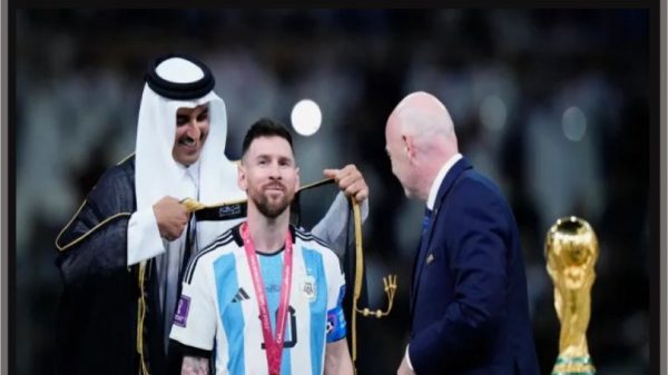 মেসির গায়ে আলখাল্লা আরব দেশের সাংস্কৃতিক পোশাক বিশ্‌ত