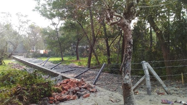 বরিশাল নগরীতে এক বিধবার সম্পত্তির সীমানা প্রাচীর ভেঙ্গে ফেলেছে ভূমিদস্যুরা