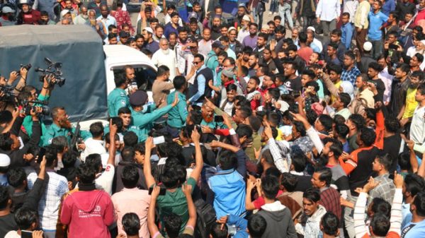 খাবার বিলের ১০ টাকা নিয়ে তুমুল কলহে উত্তপ্ত বরিশাল শহর