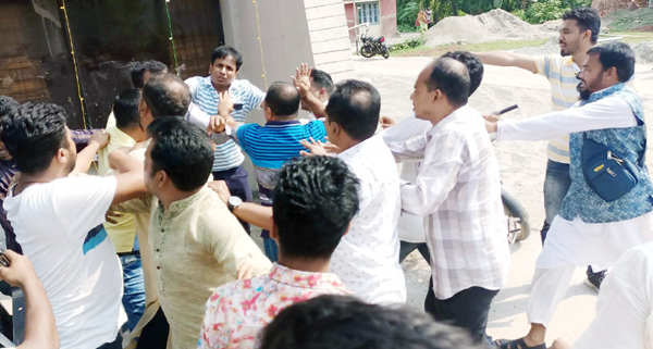 উজিরপুরে আ'লীগ নেতাকে পেটালো সাবেক উপজেলা চেয়ারম্যান ইকবাল