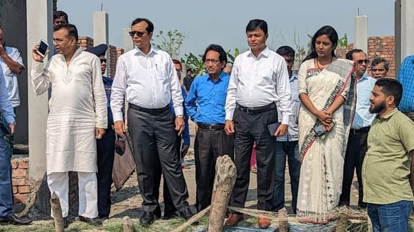 বানারীপাড়ায় আশ্রয়ন প্রকল্প পরিদর্শন করলেন বিভাগীয় কমিশনার ও ডিসি
