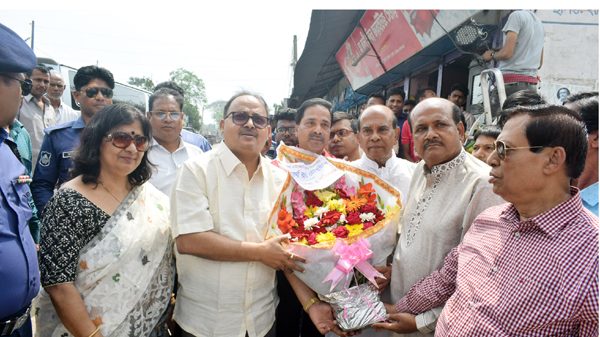 বরিশাল : পৈত্রিক ভিটা ঘুরে গেলেন কোলকাতা হাইকোর্টের বিচারপতি