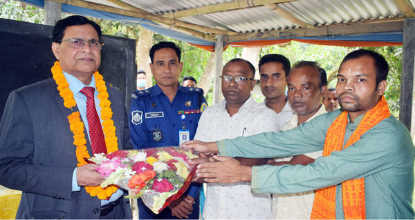 গৌরনদীতে গীতা স্কুল পরিদর্শন করলেন ভারতীয় উপ-হাইকমিশনার