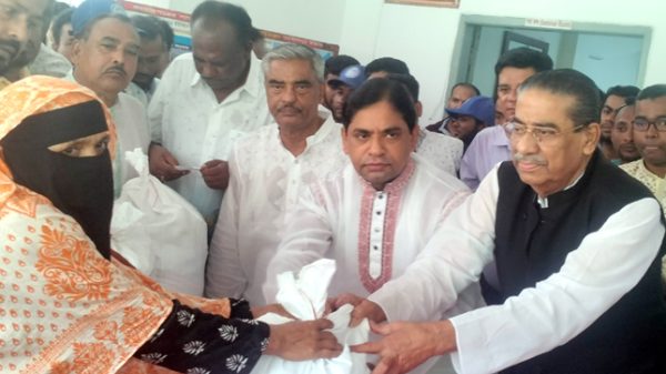 সাংসদ হাসানাত আব্দুল্লাহর নিজস্ব অর্থায়নের ইফতার সামগ্রী বিতরণ