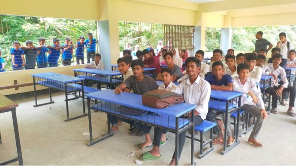 বাউফল : ধুলিয়া প্রাথমিক বিদ্যালয়ের ভবন দখল করেছে স্কুল এন্ড কলেজের শিক্ষার্থীরা