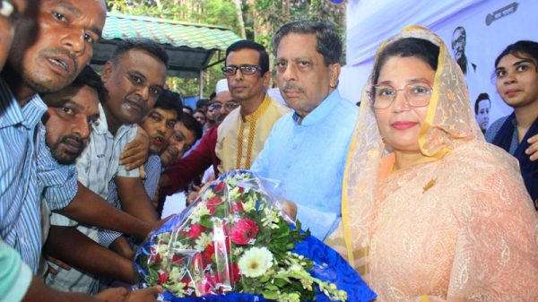 বরিশাল : মেয়র প্রার্থী খোকন সেরনিয়াবাত ও লুনা আব্দুল্লাহকে শুভেচ্ছা