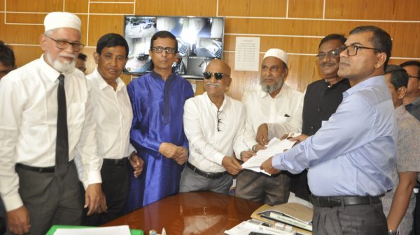 বরিশাল সিটি : মনোনয়নপত্র জমা দিলেন মেয়র প্রার্থী খোকন সেরনিয়াবাত