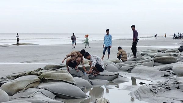 কুয়াকাটা সৈকতে মিলছে সোনাদানা-জিনিসপত্র