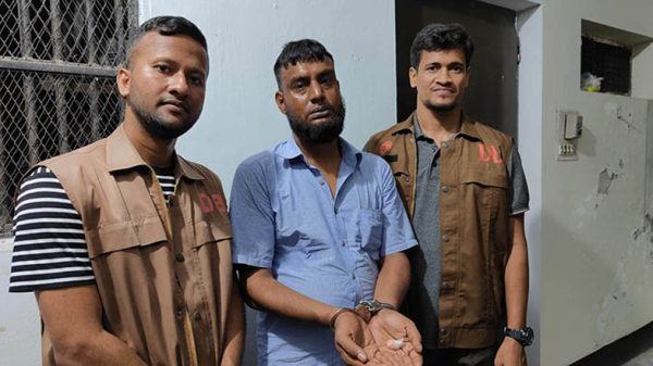 পিরোজপুরে ইয়াবাসহ কারারক্ষী গ্রেপ্তার