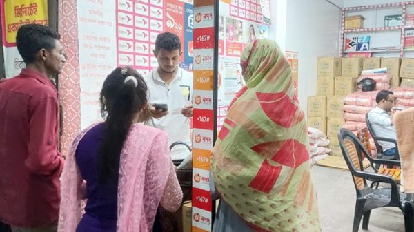 বরিশাল : টিসিবির পণ্যে চিনি না পেয়ে হতাশ উপকারভোগীরা