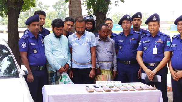 ব্যাংকের টাকা ছিনতাই করে মায়ের চিকিৎসা করান বরিশালের তাওহিদ