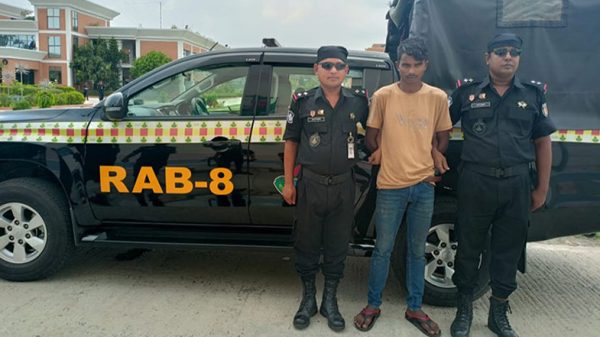 ঝালকাঠি : রাস্তা থেকে তুলে নিয়ে স্কুল ছাত্রীকে ধর্ষণের অভিযোগে যুবক আটক