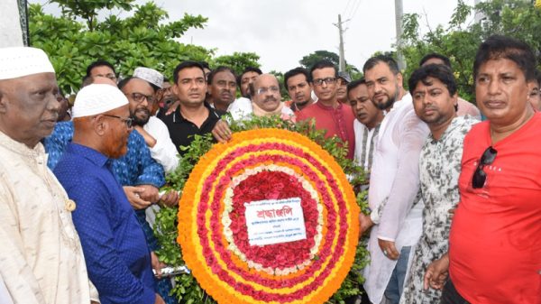 বরিশালে বঙ্গবন্ধুর প্রতিকৃতিতে পানিসম্পদ প্রতিমন্ত্রী'র পক্ষে শ্রদ্ধা
