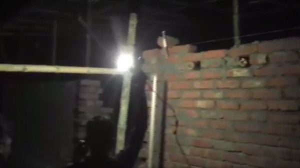 বরিশালের গুঠিয়ায় আদালতের নিষেধাজ্ঞা অমান্য করে ভবন নির্মাণের কাজ চালাচ্ছে প্রতিপক্ষ সন্ত্রাসীরা