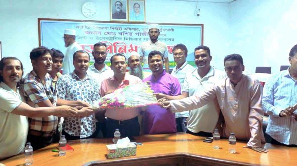 প্রেসক্লাব বাউফল কর্তৃক নবাগত ইউএনও কে ফুলেল শুভেচ্ছা