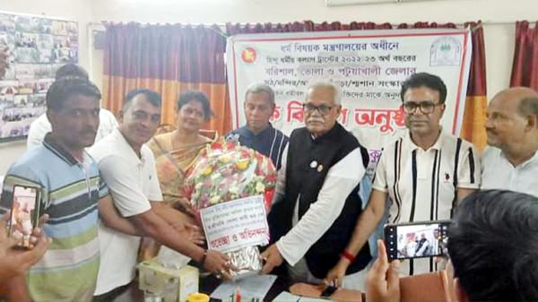 বরিশাল : বীর মুক্তিযোদ্ধা অনিল কুমার দাসকে ফুলেল শুভেচ্ছা