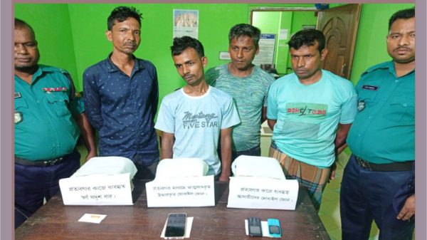 বরিশালে স্বর্ণের বার দেখিয়ে প্রতারণা : আটক ৪