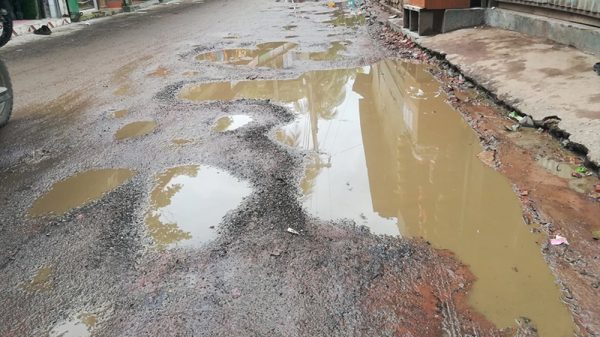 স্বরূপকাঠিতে বৃষ্টির পানিতে ধুয়ে যাচ্ছে সড়ক বিভাগের ২৬ লাখ টাকার কাজ!