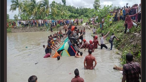 চালকের উদাসীনতায় বাসের বেপরোয়া গতিতেই ঝালকাঠি ট্রাজেডি!
