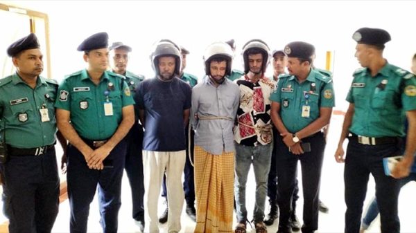 বরিশালে কোটি টাকার সিগারেট লুট, গ্রেপ্তার ৩