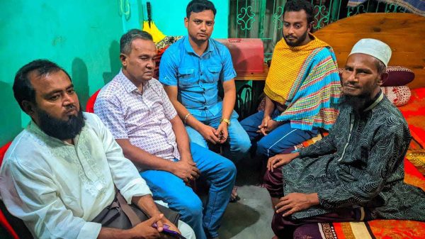 বরিশাল : সাংবাদিক শুভ’র খোঁজ খবর নিলেন বিএমএসএফ’র নেতৃবৃন্দ