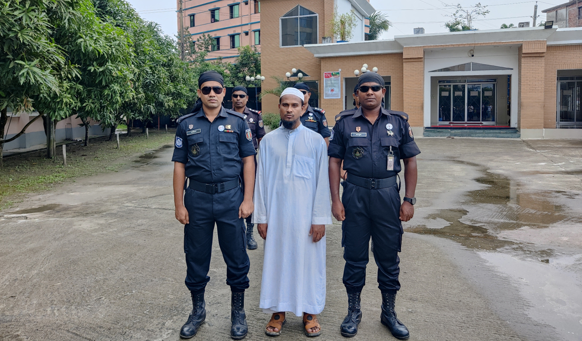 বাউফলে বলাৎকারে অভিযুক্ত হাফেজ সেলিম র্যাবের খাঁচায় বন্দী