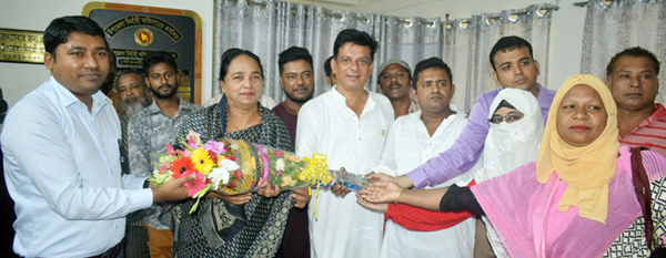 গৌরনদী : নবাগত ইউএনও আবু আব্দুল্লাহকে ফুলেল শুভেচ্ছা