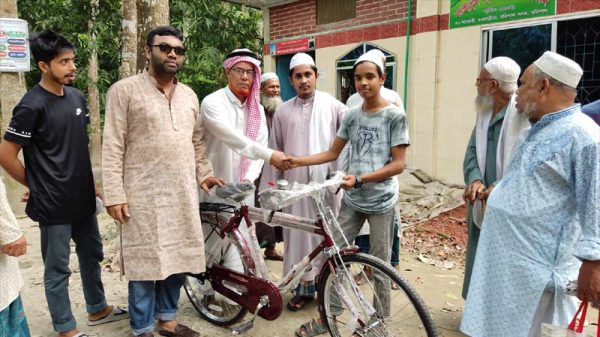তরুণ প্রজন্মেকে নামাজের প্রতি উৎসাহিত করতে বাইসাইকেল প্রদান