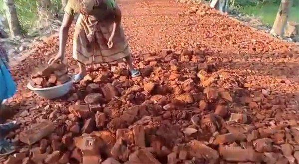 পটুয়াখালীর শিয়ালী বাজার সড়ক নির্মাণে নিন্মমানের ইটের ব্যবহার, জনসাধারনের মাঝে ক্ষোভ