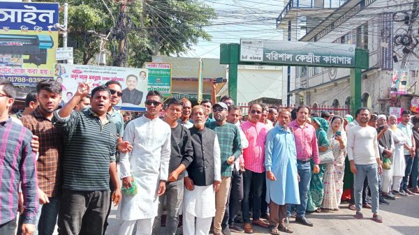 বরিশালে নৌকার প্রার্থী জাহিদ ফারুক শামিমকে ফুলেল শুভেচ্ছা জানাতে কর্মীদের আনন্দ মিছিল