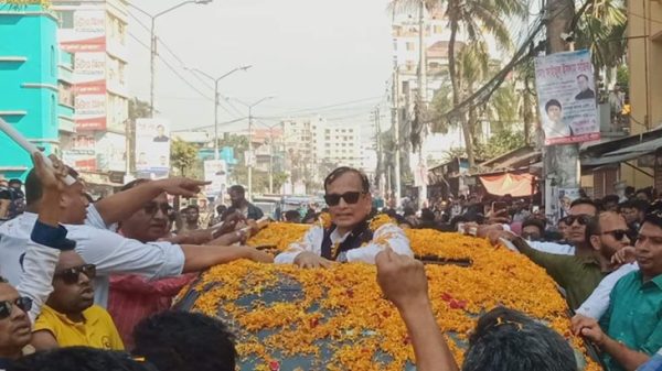 বরিশালে ফুলেল শুভেচ্ছা সিক্ত নৌকার প্রার্থী জাহিদ ফারুক শামিম