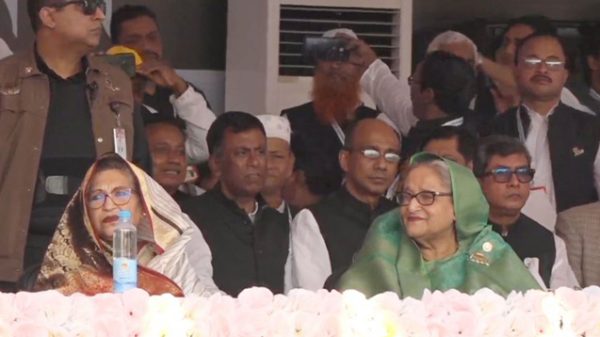 বরিশালের জনসভা মঞ্চে শেখ হাসিনা-শেখ রেহেনা