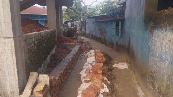 ভাটিখানায় কারারক্ষী শহিদুল ইসলাম কর্তৃক রাস্তা দখল করে ভবন নির্মাণ কাজ অব্যাহত