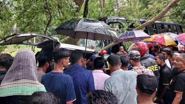 উজিরপুরে বরযাত্রীর মাইক্রো ও পরিবহনের মুখোমুখি সংঘর্ষে কলেজ পড়ুয়া ছাত্রী নিহত, আহত ১২