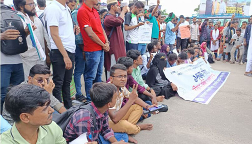 কোটা বাতিলের দাবিতে বরিশালে শিক্ষার্থীদের মহাসড়ক অবরোধ