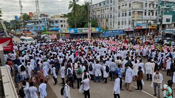 কোটা আন্দোলনকারীদের ব‌রিশাল-ঢাকা মহাসড়ক অবরোধ