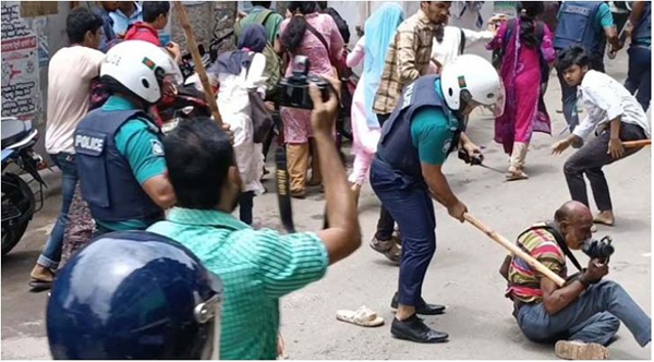 বরিশালে সাংবাদিকদের ওপর পুলিশের লাঠিচার্জ, বিভিন্ন মহলের গভীর ক্ষোভ প্রকাশ করে তীব্র নিন্দা ও প্রতিবাদ