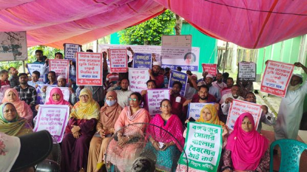 বরিশালে পল্লী বিদ্যুৎ সমিতির কর্মবিরতি পালন